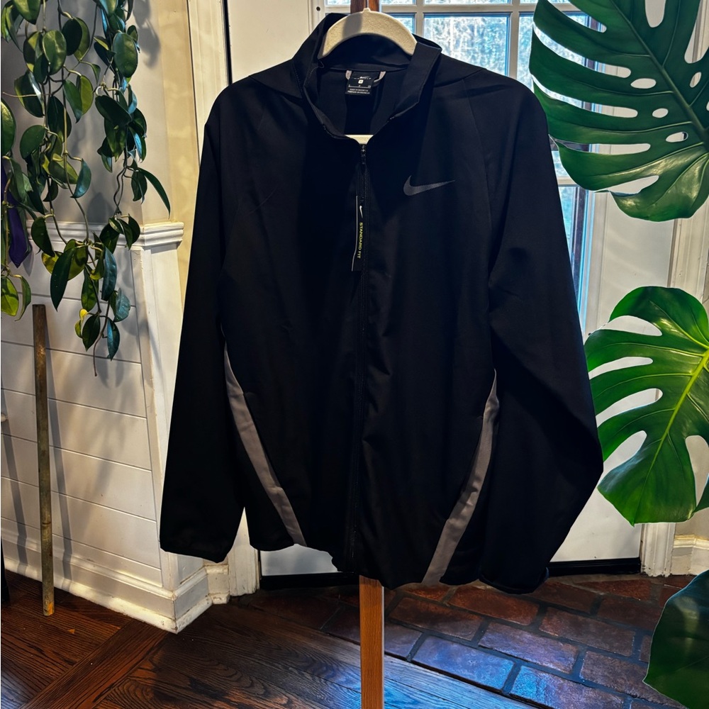 Nike Men's Black and Gray Windbreaker